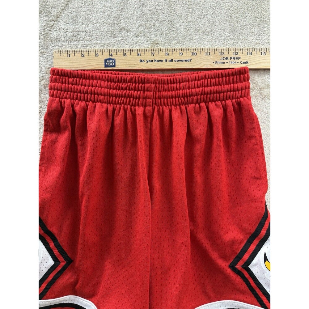 Chicago Bulls Men’s Medium Mitchell & Ness Hardwood Classics Shorts Red Swingman - Picture 4 of 9